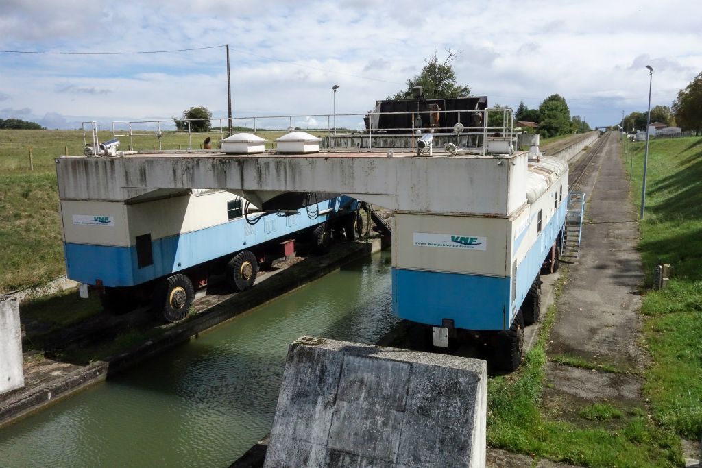 La Pente d'eau de Montech : système expérimental de type ascenseur à bateaux
